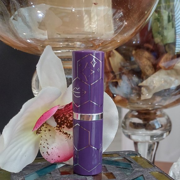 Clinique Dramatically Different Lipstick #50 A Different Grape - Picture 3 of 5